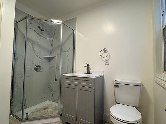 5th image of 426 26th St APT 3