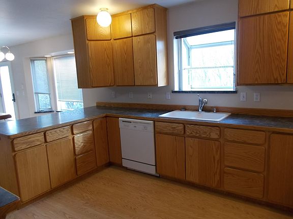 5th image of 302 6th Ave W