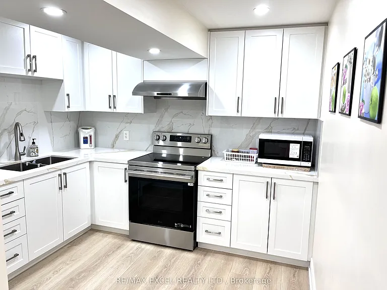 15 Leyburn Ave #BASEMENT — Photo 12