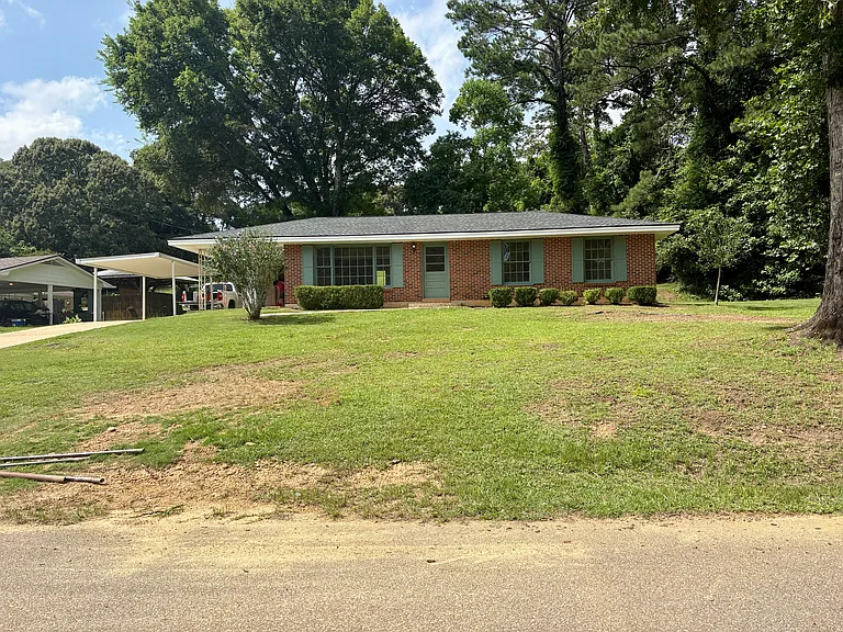 811 Godwin Rd — Photo 1