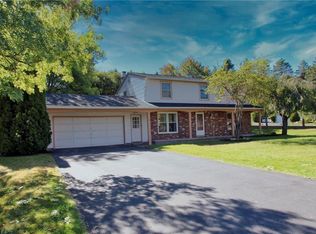 20 Williamsburg Dr, Fairport, NY 14450