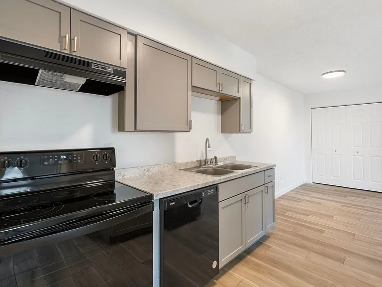 Southcreek Apartments — Photo 9
