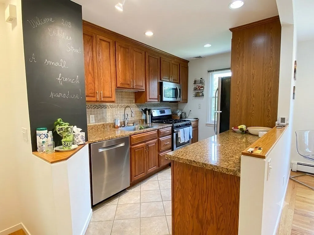 3 bed, 1318 sqft, $5,200 — Photo 2