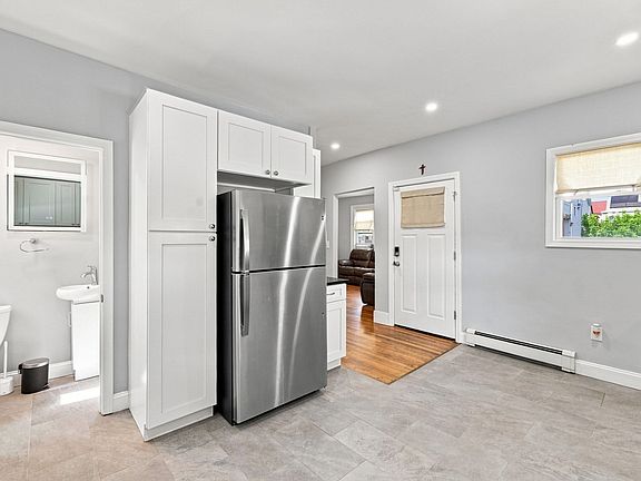 5th image of 93 Parker St