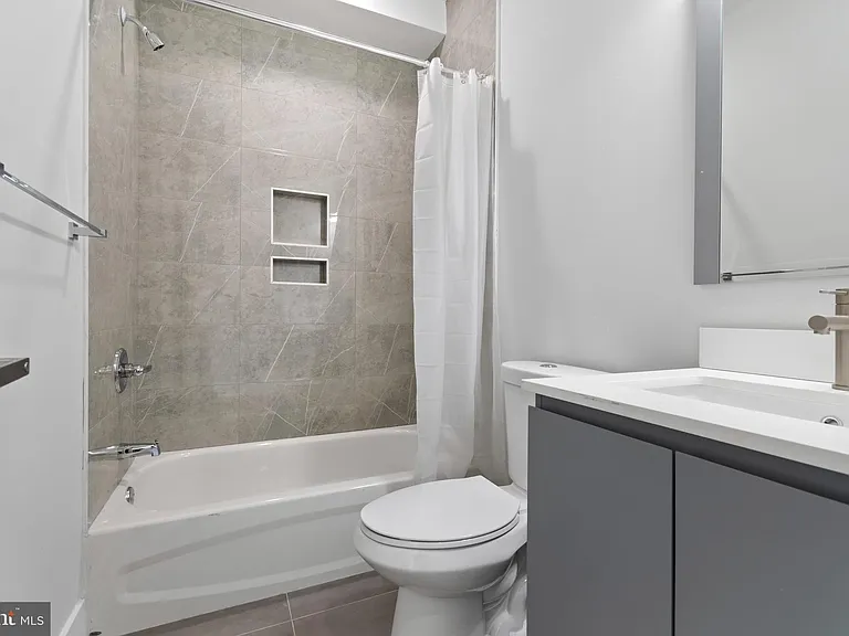 321 W Berks St #1 — Photo 16