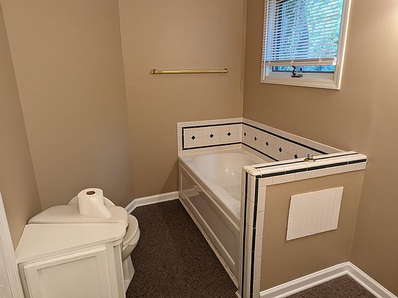 3rd image of 828 Crescent Dr