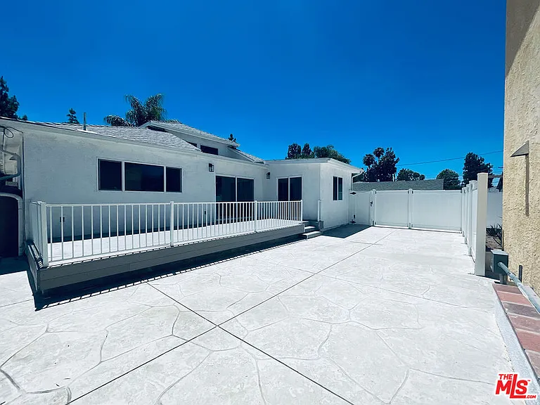 22131 Victory Blvd — Photo 26