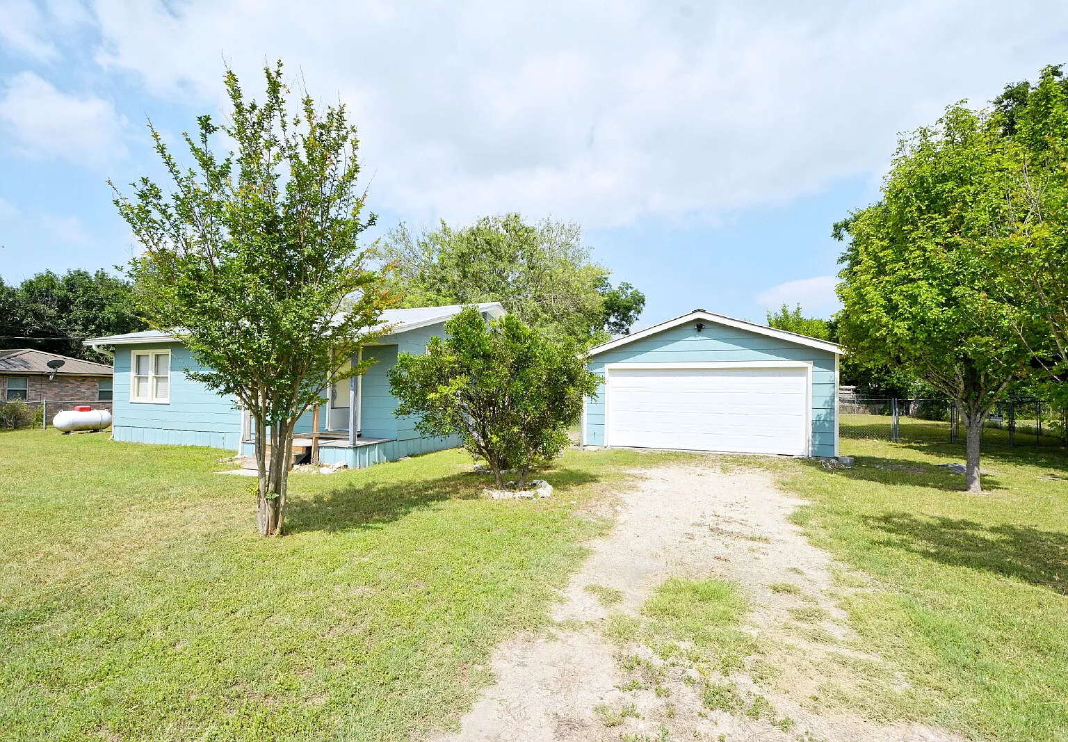 3 bed, 1.0 bath, 1080 sqft, $1,275 — Photo 2