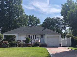 69 Soundview Rd, Great Neck, NY 11020