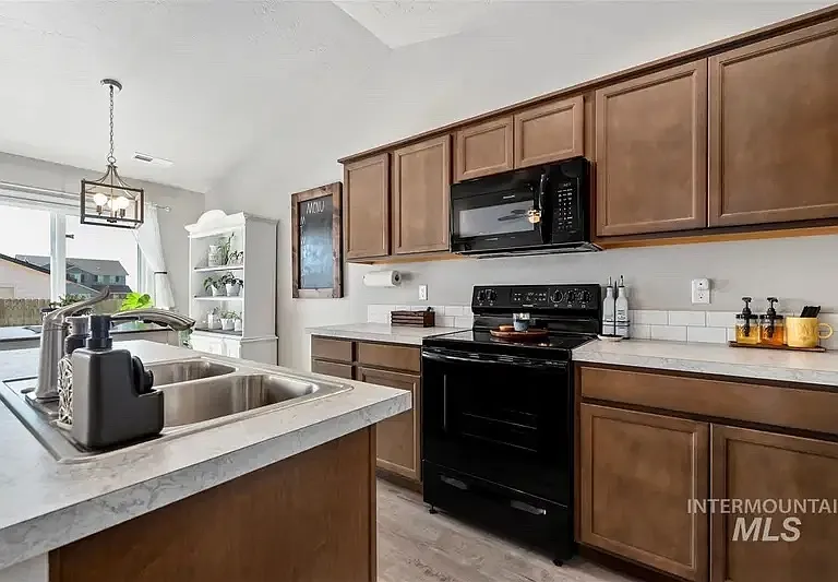 875 SW Crested St — Photo 5