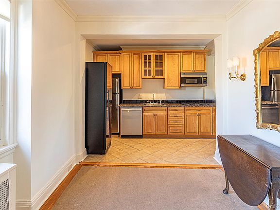 3rd image of 3 Tanglewylde Avenue #5C
