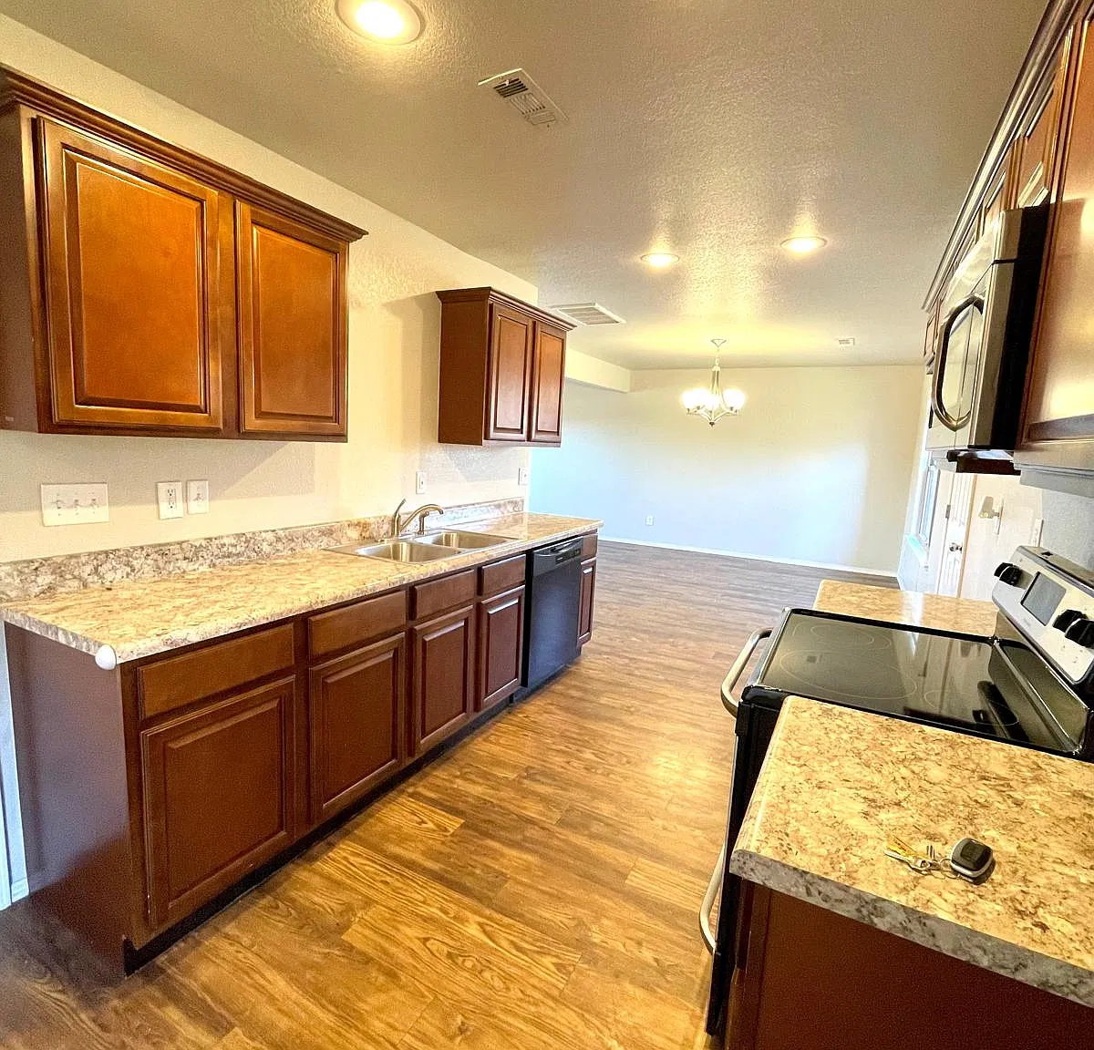 3 bed, 2.5 bath, 1722 sqft, $1,850 — Photo 2