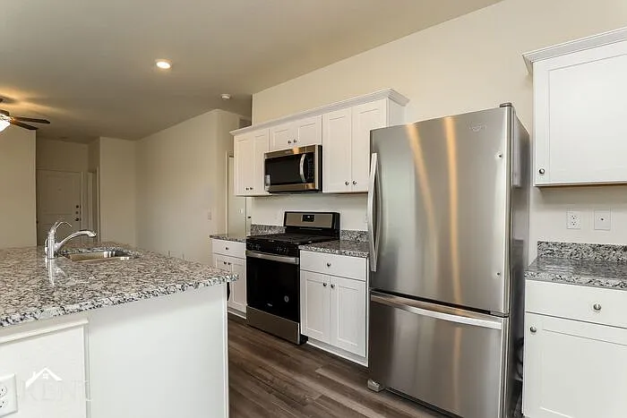 3 bed, 2.0 bath, 1412 sqft, $1,760 — Photo 3
