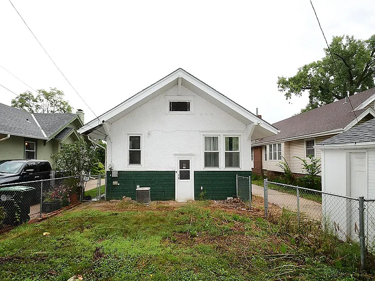 2723 Newport Ave — Photo 2