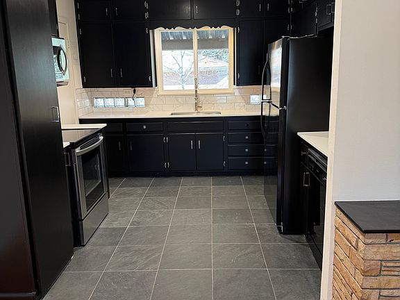 Big kitchen with lots of storage
