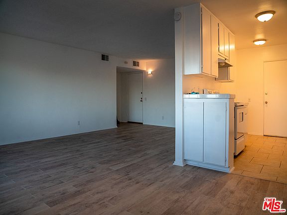 5th image of 5400 Lindley Ave Unit 209
