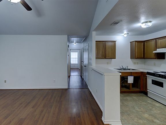 3rd image of 914 Sun Meadow St