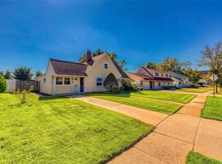 8 Squirrel Ln, Levittown, NY 11756