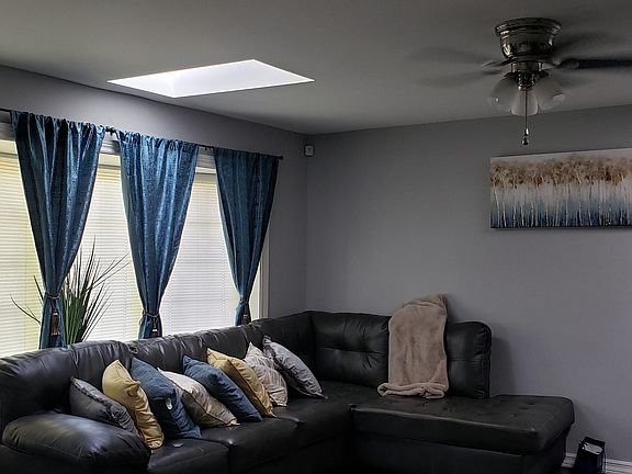 5th image of 463 Crandon Ave