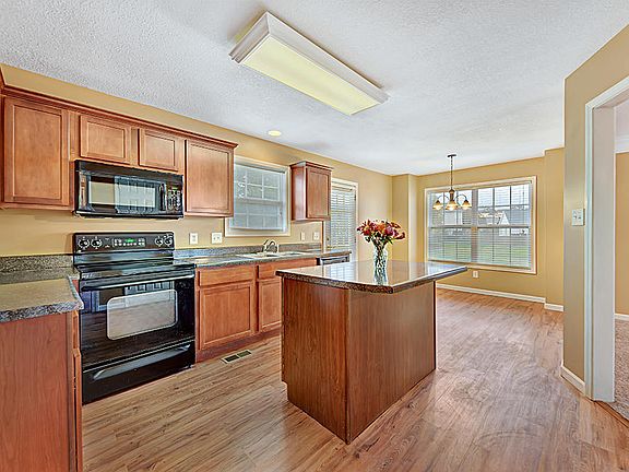 5th image of 3205 Glenlake Blvd