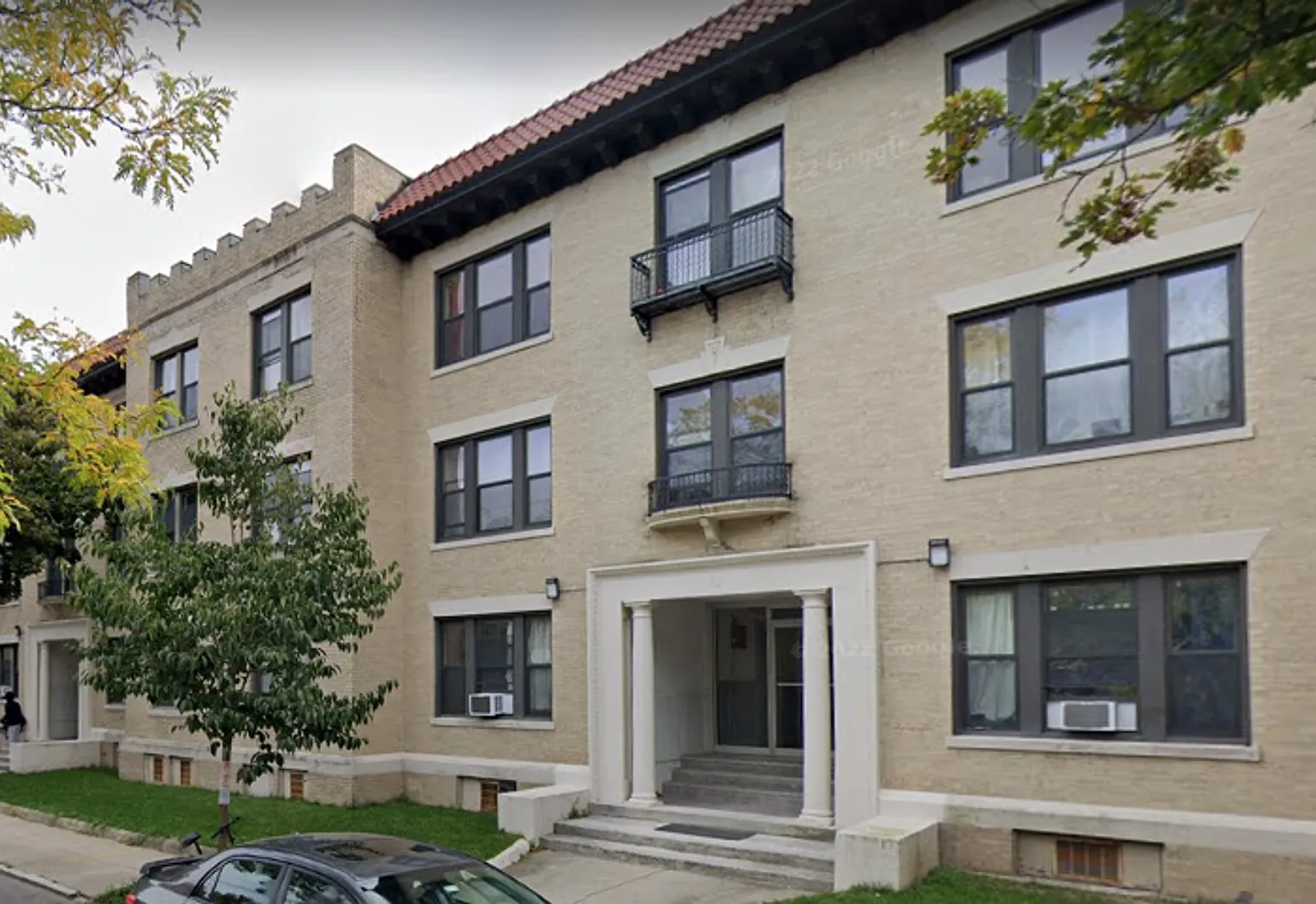 5 Bed Close to the Green Line(w/o having to hear it!) — Photo 2