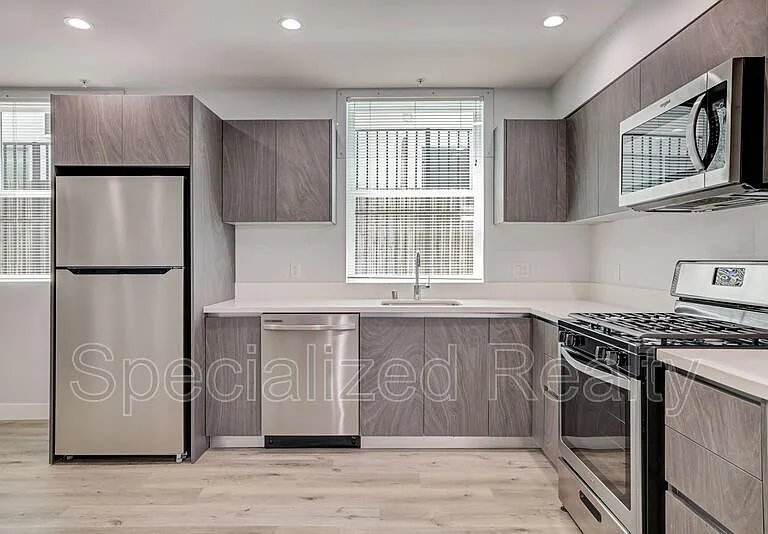 5068 Romaine St — Photo 1