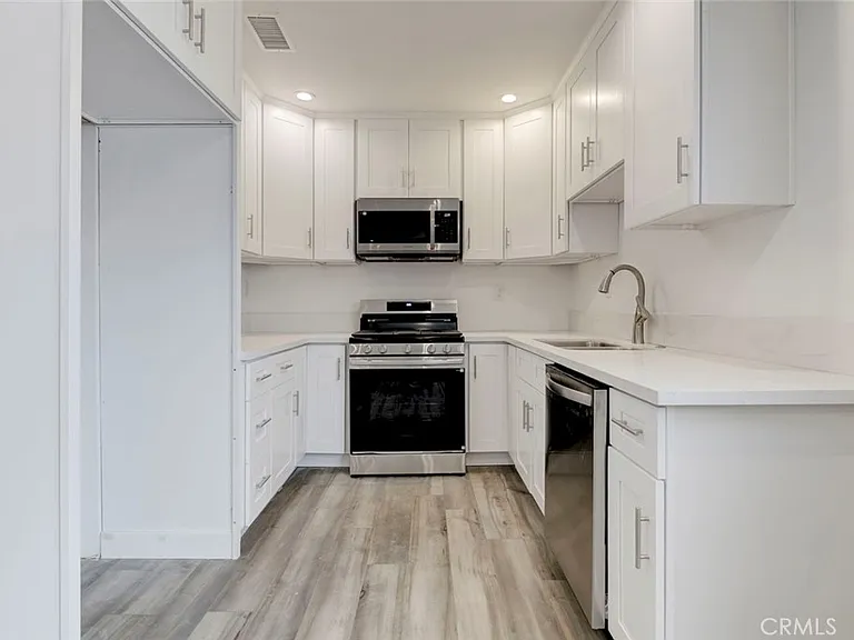11326 Haskell Ave — Photo 6
