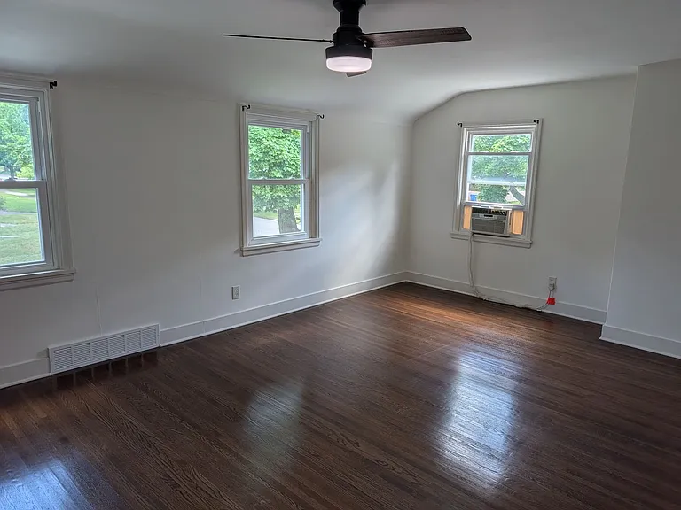 111 Eastmoreland Dr — Photo 25