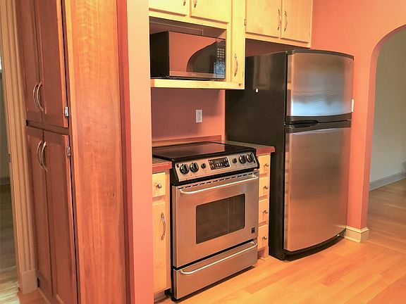 5th image of 812 N Broadway St