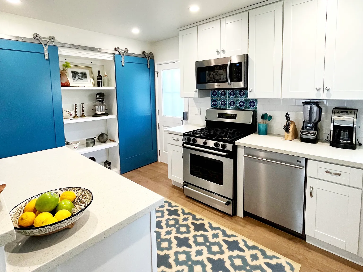 2 bed, 1000 sqft, $6,000 — Photo 3