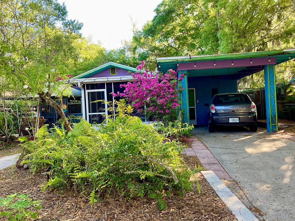 2836 W Tamiami Cir S