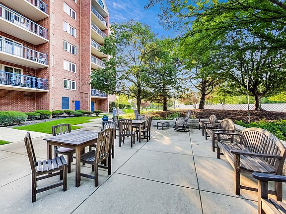 3rd image of 7120 N Milwaukee Ave APT 206