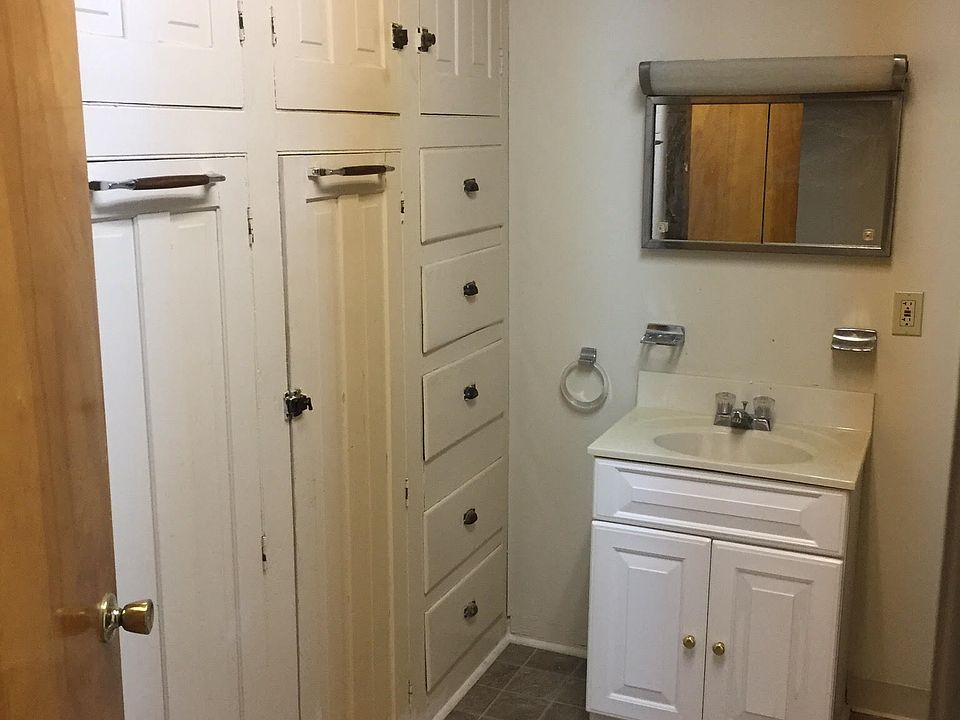 1st image of 218 W Pine St
