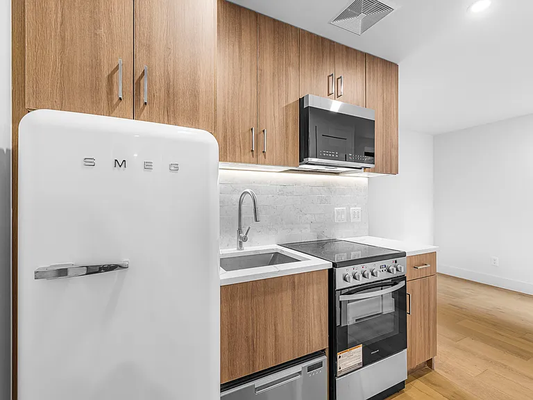 236 W 15th St #31 — Photo 1