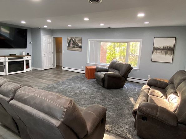 40 Oak Ln, Youngwood, PA 15697
