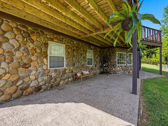 3rd image of 60 Crooked Hill Rd
