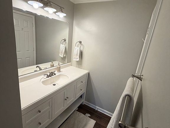 5th image of 232 Queens Rd APT 44