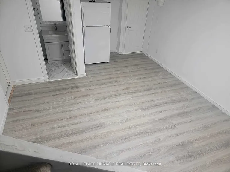 733 Parkview Cres — Photo 12