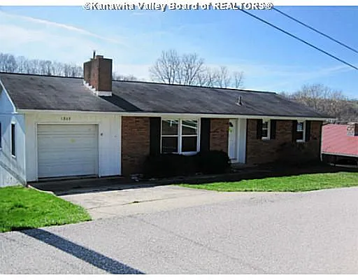 1809 Maple Dr photo 1