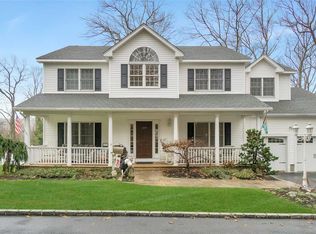 149 Ledgewood Dr, Smithtown, NY 11787