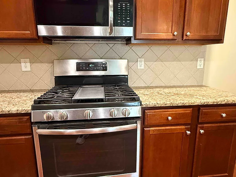 Gas cooking range and oven