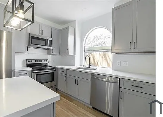 2334 Stillwater Dr — Photo 2