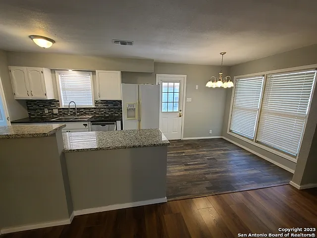 3 bed, 2.0 bath, 988 sqft, $1,425 — Photo 3
