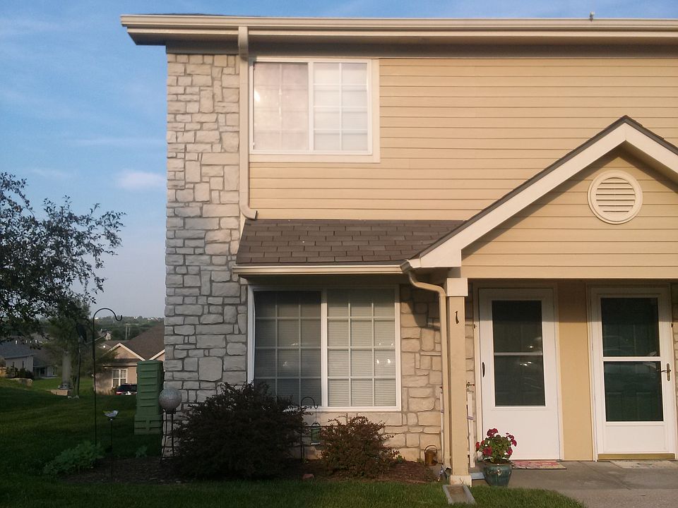 End Unit, lots of parking space. Safe, quiet neighborhood.