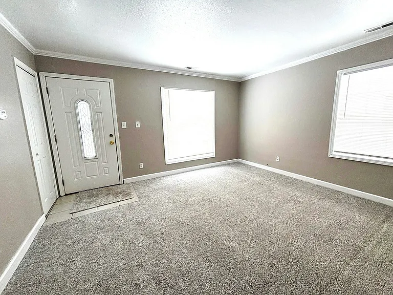 21047 Atlantic Ave — Photo 2