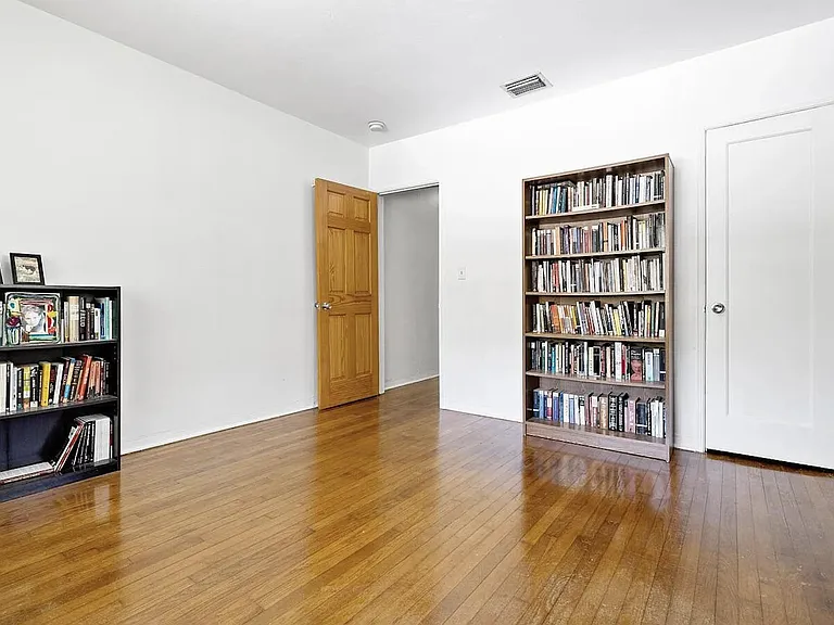 922 NE 119th St — Photo 8