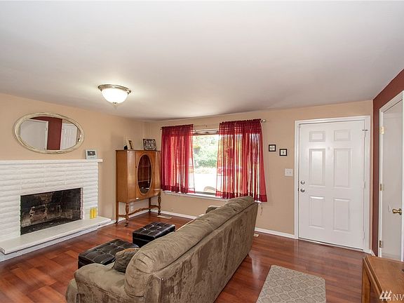 4th image of 19402 Aurora Dr E