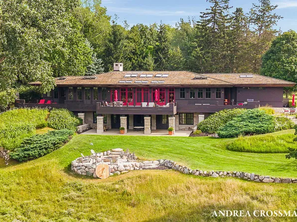 2048 Lakeshore Dr, Fennville, MI 49408