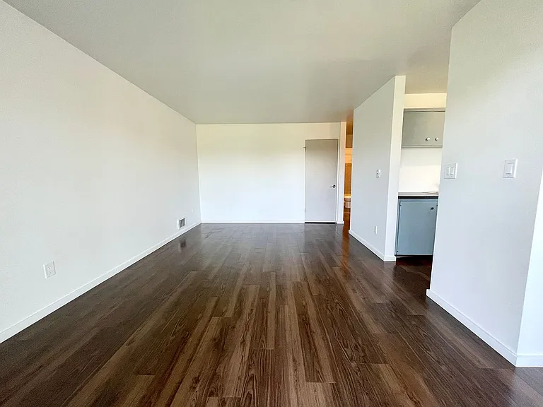 Bayview Apartments — Photo 67