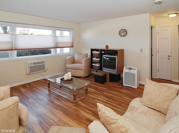 3rd image of 4247 Amelia Ave APT 4C